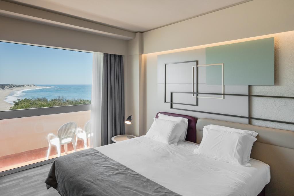 Quarto com Cama de Casal ou 2 de Solteiro e Vista Lateral do Mar